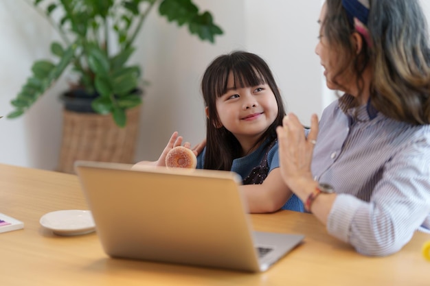 娘が家で母親と一緒に時間を楽しんでいる幸せな瞬間小さな子供の女の子が楽しんでいます