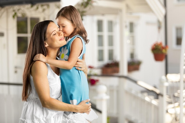 Felice madre e bambino su sfondo sfocato