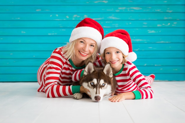 クリスマスイブに幸せな母子と犬