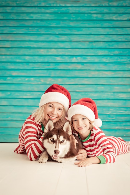 クリスマスイブに幸せな母子と犬