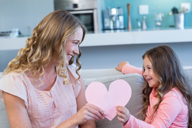 Photo happy mother and daughter on the couch