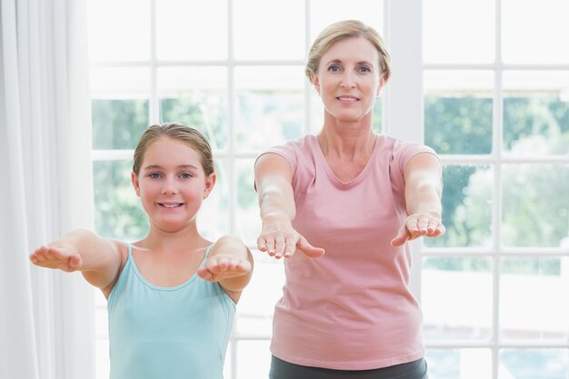 Felice madre e figlia facendo yoga