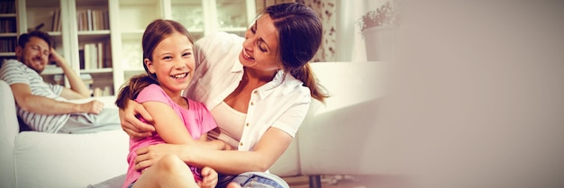 Foto felice abbraccio di madre e figlia