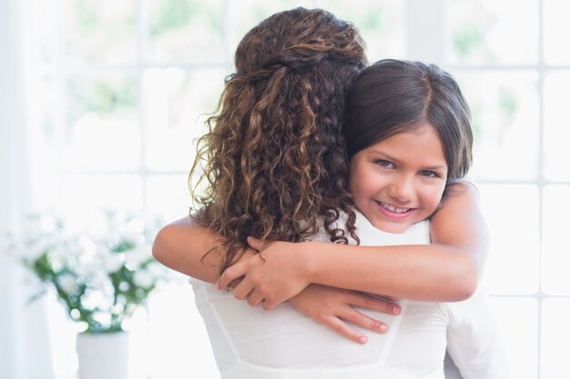 Photo happy mother and daughter hugging