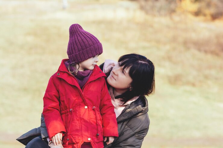 Photo 자연에서 행복한 어머니와 딸 가족 양육과 건강한 관계 개념
