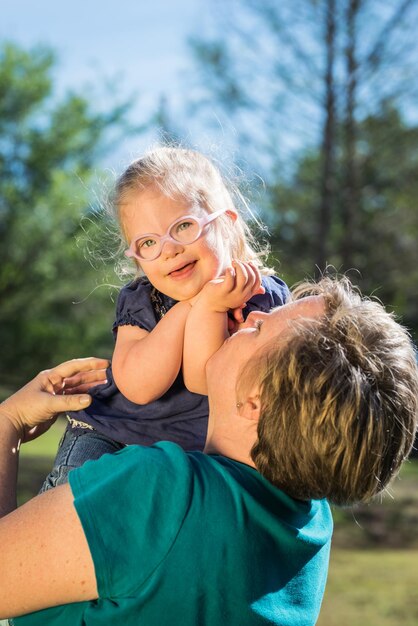 Photo happy mother and daughter at park