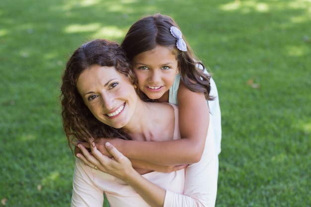 Photo happy mother and daughter smiling at camera