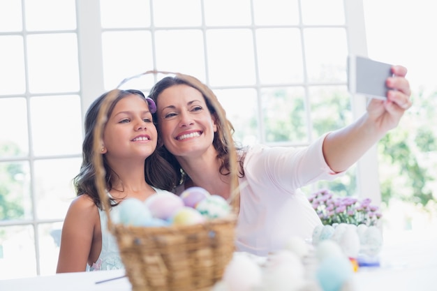 Felice madre e figlia prendendo selfie