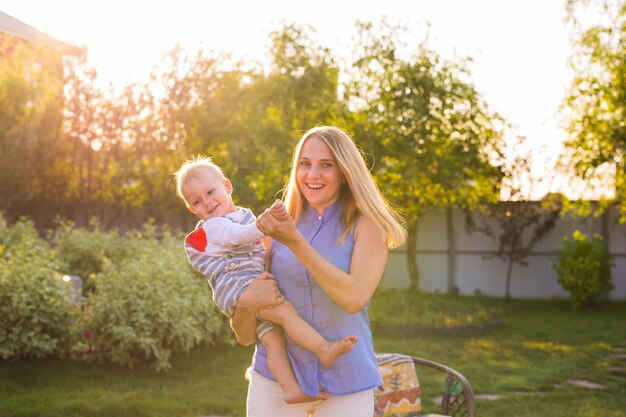 Photo happy mother and daughter