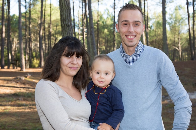 Felice madre, padre e figlia nel parco