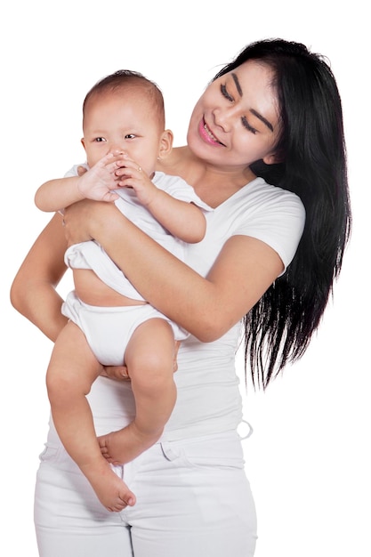 Photo happy mother and her baby in studio