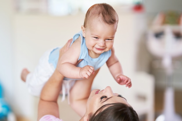 Mamma felice e il suo neonato