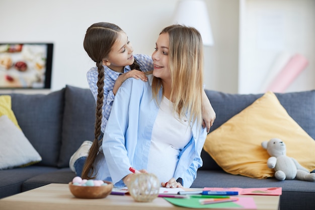 幸せな母親と子供の自宅