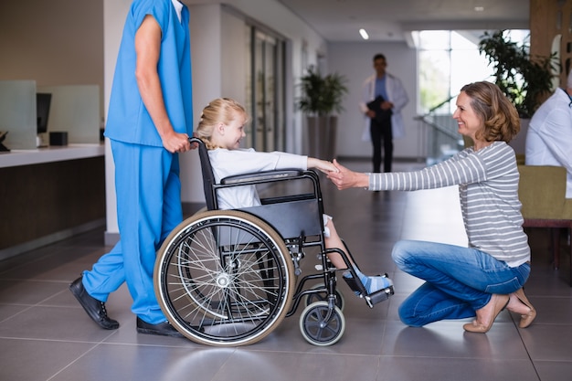 Madre felice che incontra sua figlia disabile