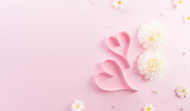 Concetto di decorazione per la festa della mamma felice a base di fiori e cuore su sfondo rosa pastello