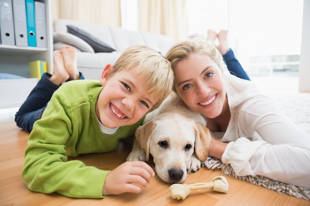 Photo happy mother and son with puppy