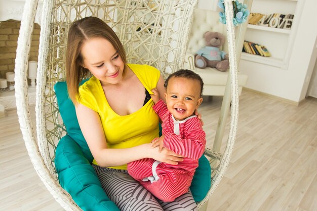 Photo happy mother with baby at home