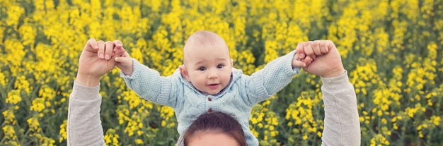 Photo happy mother with the child in the field