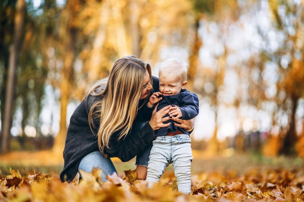 Madre felice con il suo piccolo figlio del bambino che si diverte nel parco