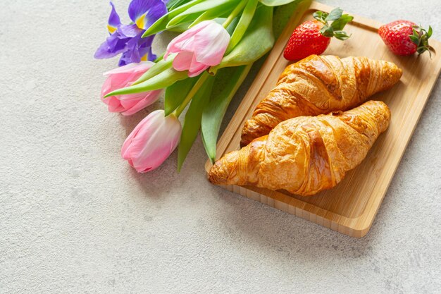 Foto buona festa della madre, bella colazione con croissant freschi.