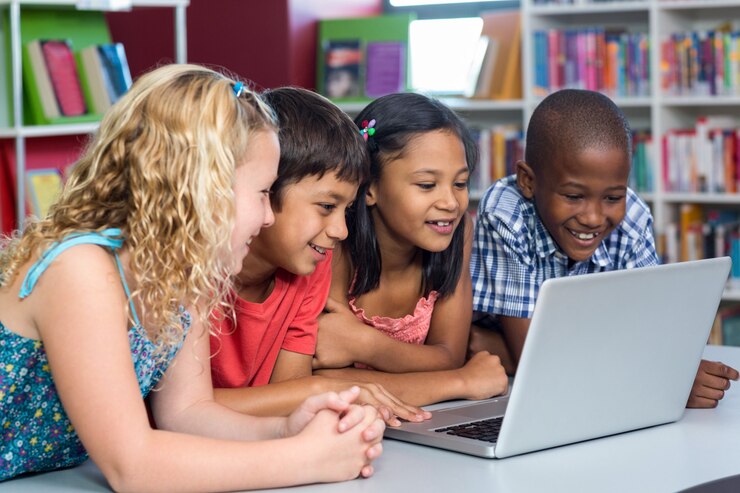 Photo happy multi ethnic classmates looking at laptop