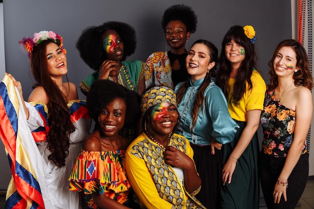 Photo happy multi ethnic multicultural young students have a party looking at camera smiling posing together at meeting tolerance and racial equality concept