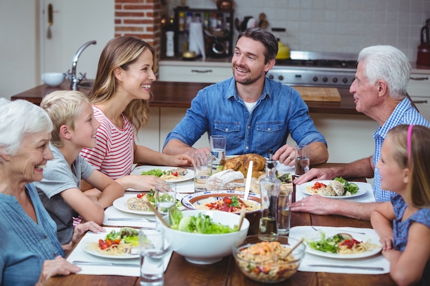 Felice famiglia di diverse generazioni con i nonni