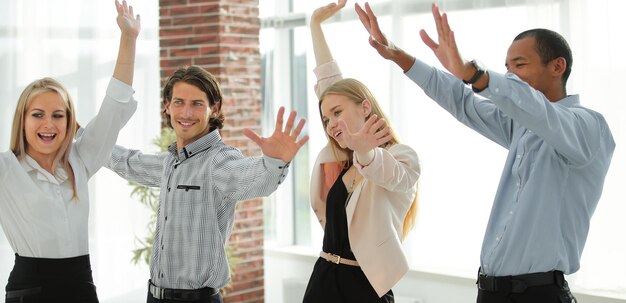 Foto happy business multietnico team il concetto di lavoro di squadra