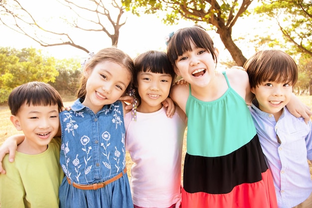 写真 公園の学童の幸せな多民族グループ