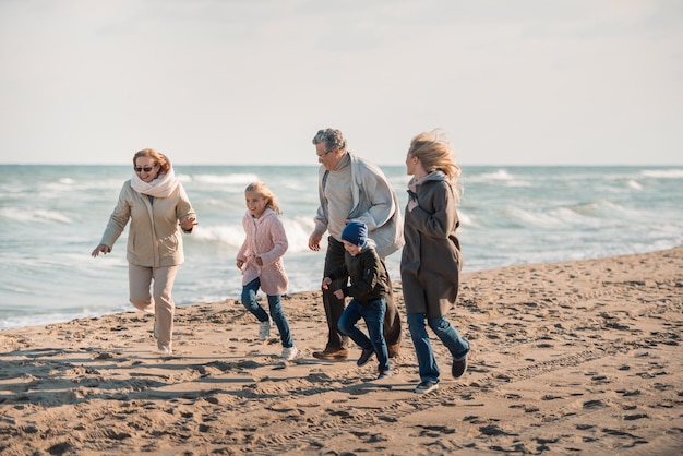 Felice famiglia multigenerazionale che trascorre del tempo insieme in riva al mare