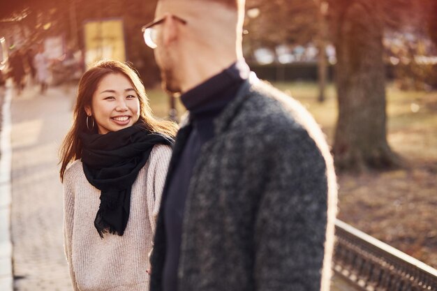 写真 街の屋外で一緒に幸せな多民族のカップル。彼女の白人のボーイフレンドとアジアの女の子。