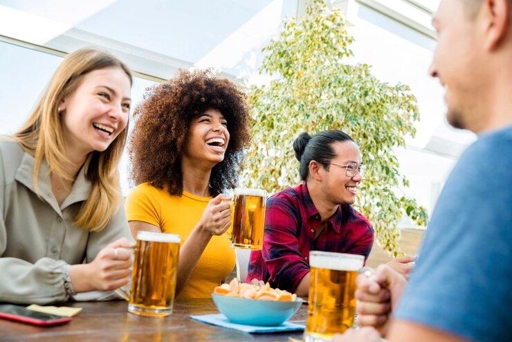 Photo happy multiracial friends group drinking beer at brewery pub restaurant -