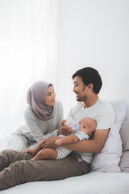 Счастливая мусульманская семья с милым ребенком