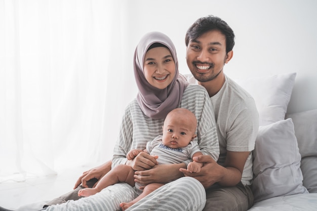 Photo happy muslim family with a cute baby