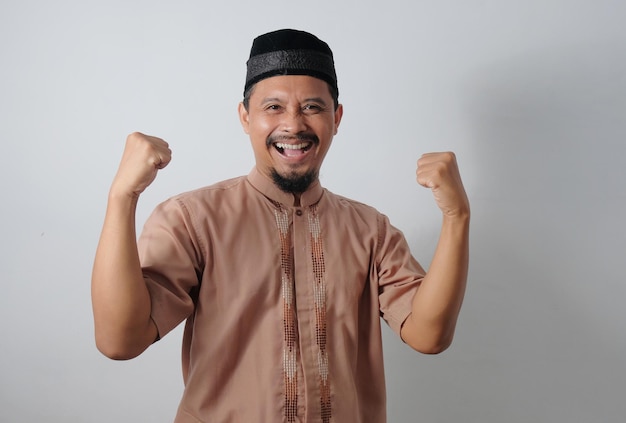 Photo happy muslim man raised hand in the air