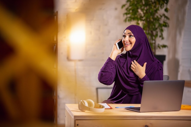 オンラインレッスン技術リモート教育民族概念の間に自宅で幸せなイスラム教徒の女性