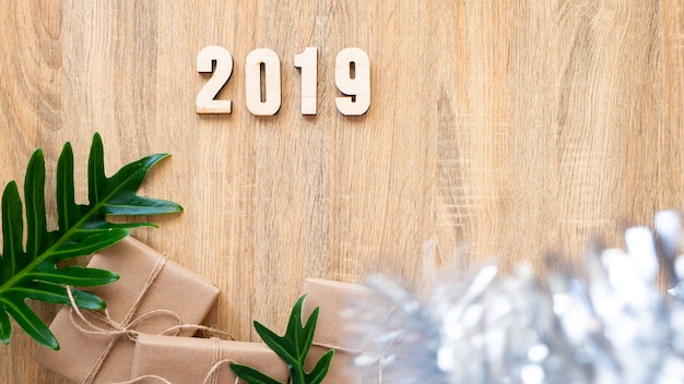 Felice anno nuovo 2019 decorativo con scatola regalo in legno