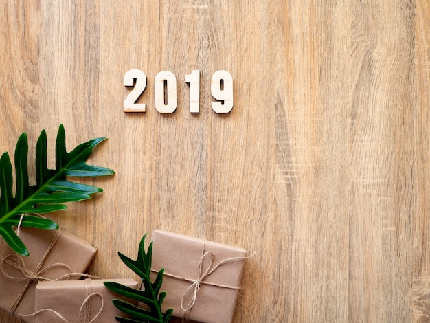 С новым годом 2019 декоративный с подарочной коробкой на деревянном
