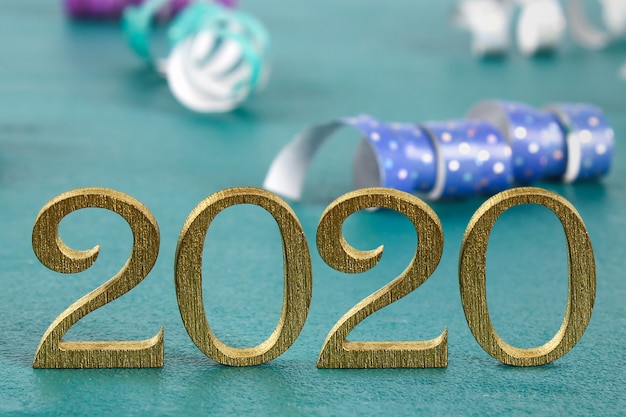 Фото С новым годом 2020 написано золотыми деревянными буквами