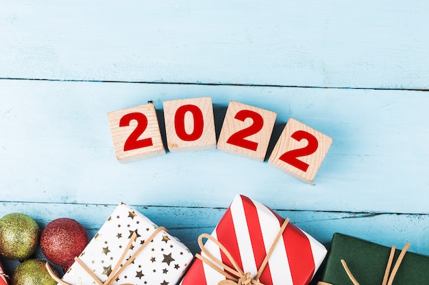 Felice anno nuovo 2022 natale 2022 regali di natale inseriti in un'atmosfera festosa