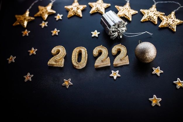 Felice anno nuovo 2022 sfondo vacanza con decorazioni natalizie dorate 2022 numeri con oro