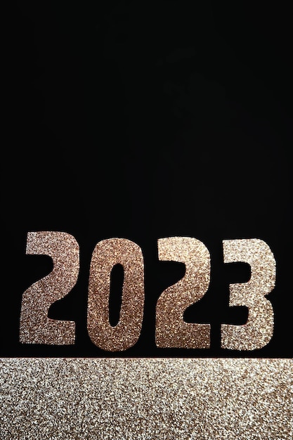 Foto felice anno nuovo 2023 numeri d'oro su sfondo nero con glitter