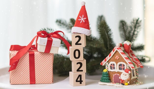 Фото С новым 2024 годом буквы алфавита и подарочная коробка на деревянном фоне