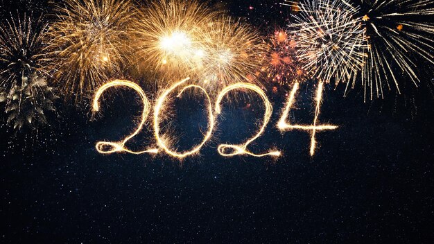 Foto buon anno 2024 scintille con soluto dorato nel cielo stellato notturno idea creativa nuovo anno 2024 e carta concettuale di natale scintille festive