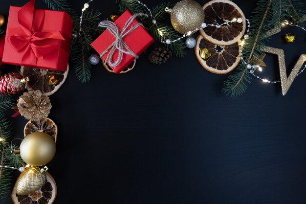 Carta di felice anno nuovo con neve su fondo in legno