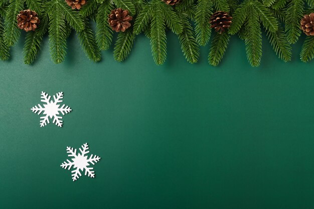 明けましておめでとうございますクリスマスの日のコンセプト上面図フラットレイモミの木の枝と装飾