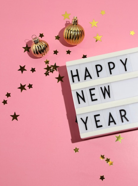 新年明けのコンセプトイメージの装飾でヴィンテージのライトボックスに表示される新年明けましておめでとうございます