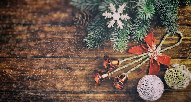 Felice anno nuovo concetto di vacanza. decorazioni di capodanno, albero, fiocco di neve, pigna, regali sullo sfondo. modello di biglietto di auguri per feste con spazio di copia. disposizione piatta, vista dall'alto, dall'alto.