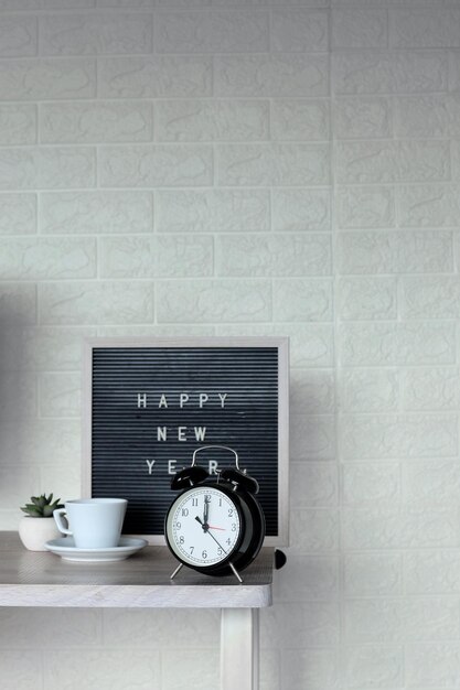 Happy New Year-tekst weergegeven op een letterbord met een minimalistisch conceptbeeld