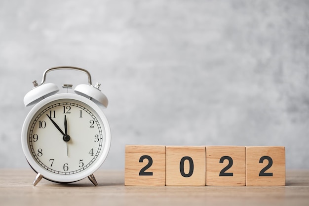 Felice anno nuovo con sveglia vintage e blocco 2022. natale, nuovo inizio, risoluzione, conto alla rovescia, obiettivi, piano, azione e concetto di motivazione